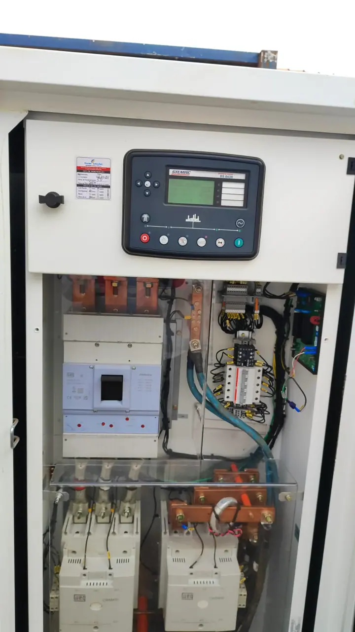 Quadro de automação com controlador e componentes elétricos