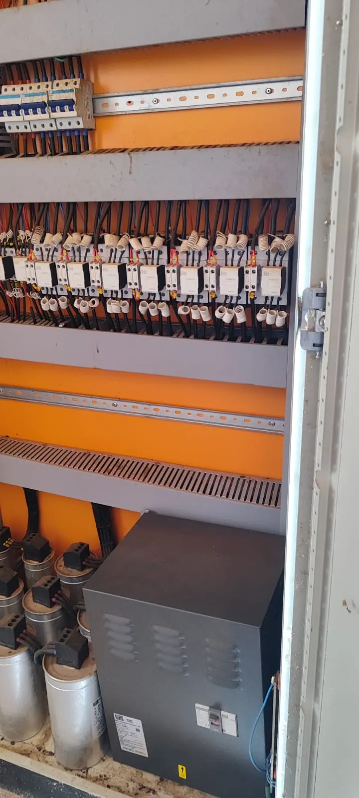 Banco de capacitores com comandos internos em painel elétrico