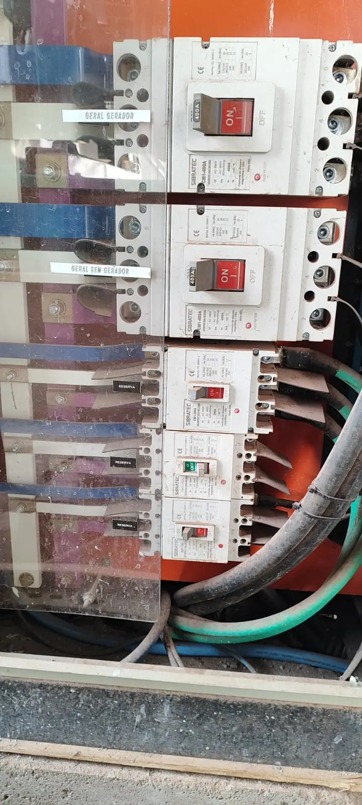 Barramentos e proteções internas em painel elétrico