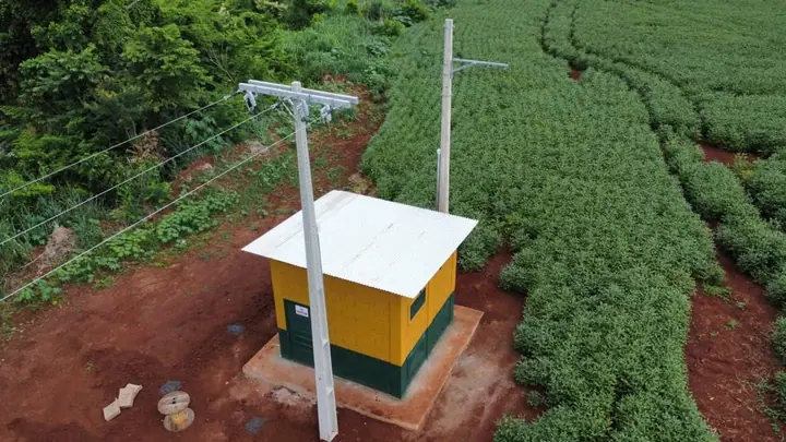 Cabine rural de energia com postes e rede de média tensão