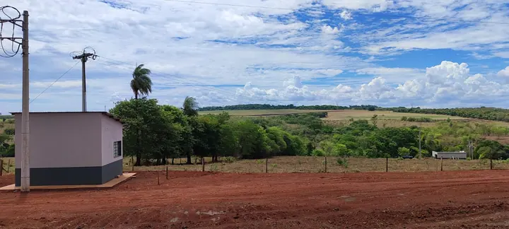 Cabine rural vista em área aberta com paisagem ao fundo