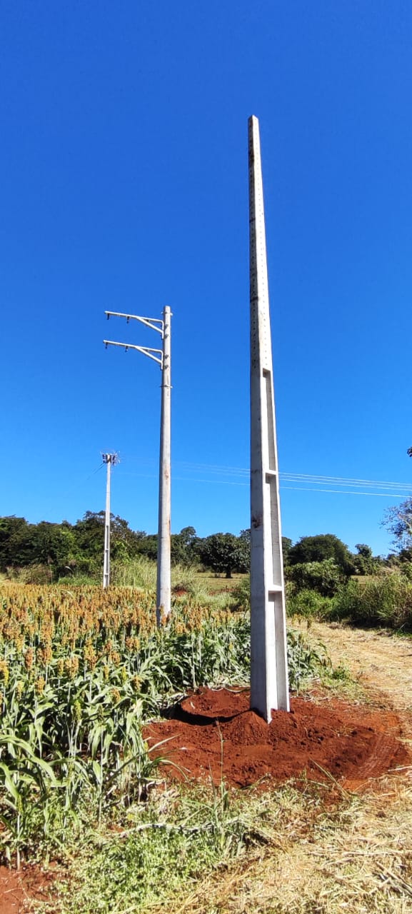 Montagem de conexões de rede de média tensão aérea com postes