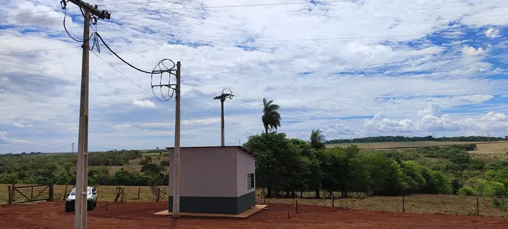 Entrada de energia rural com postes e abrigo técnico
