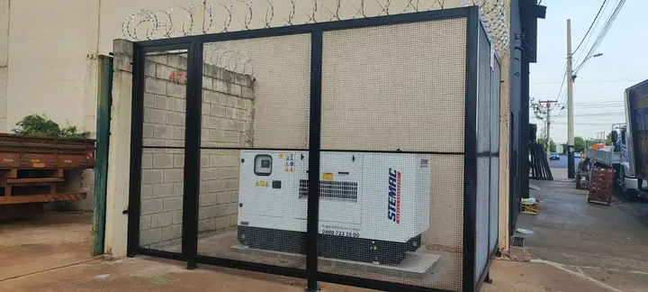Gerador Stemac instalado em área protegida por grade