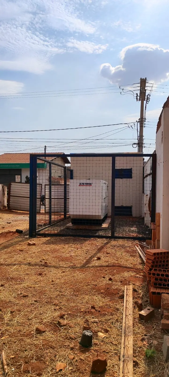Gerador instalado em área externa protegida