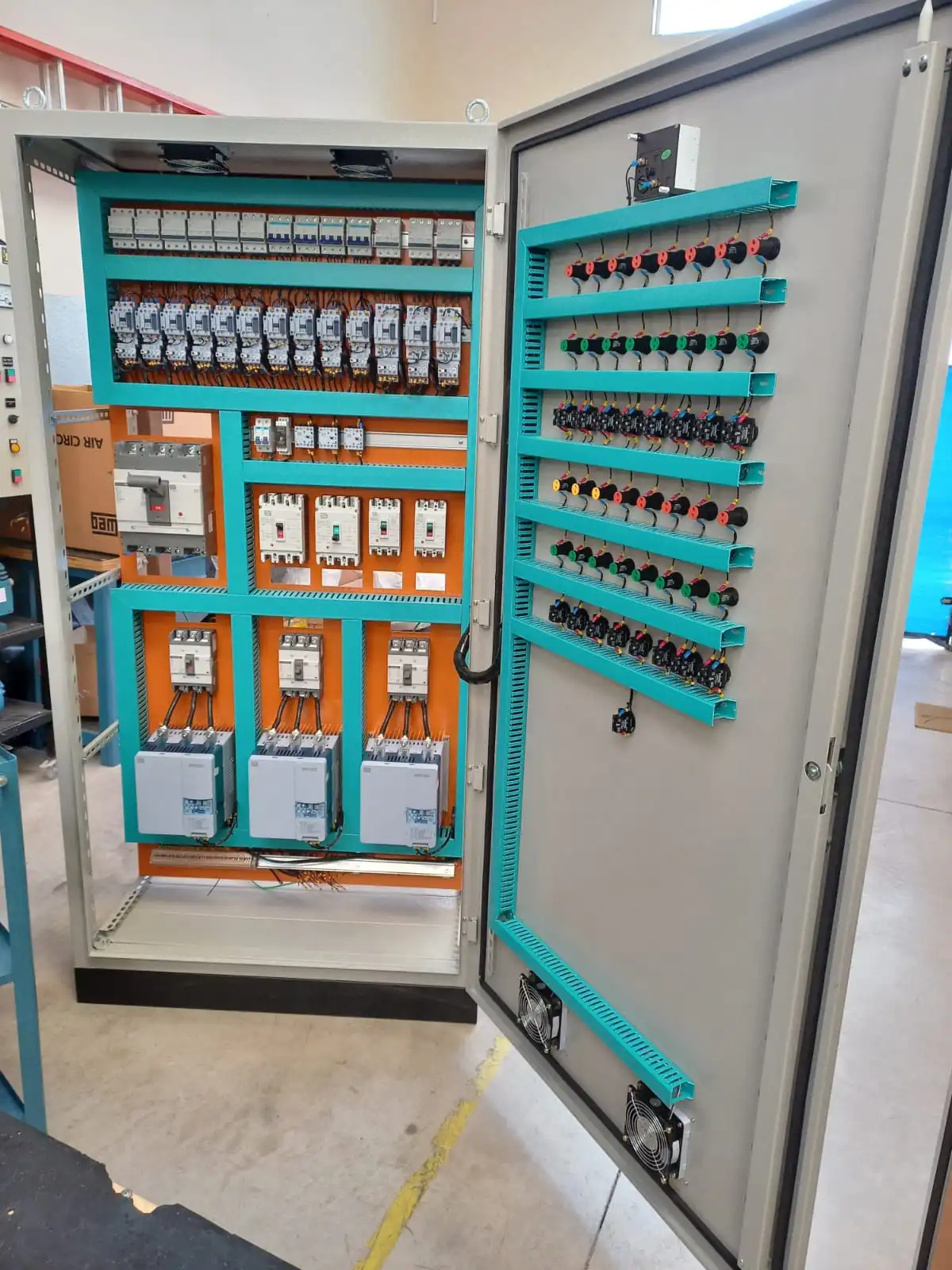 Serviço de montagem de painéis elétricos especializados para indústrias e comércios