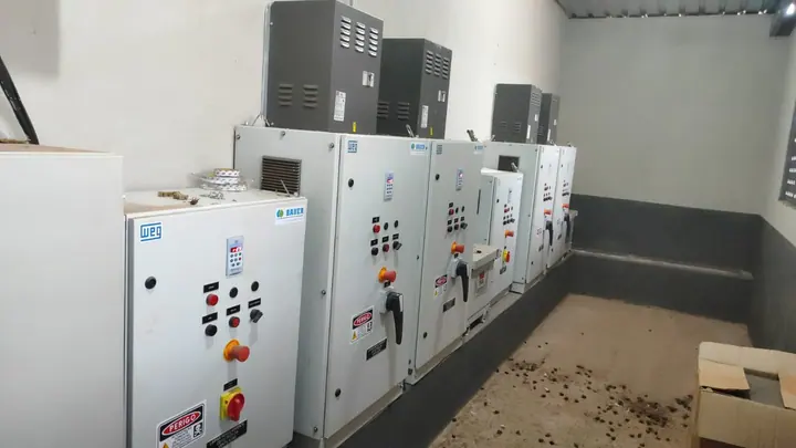 Conjunto de painéis industriais instalados em sala técnica