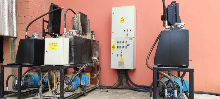 Painel de comando para motores com componentes de proteção