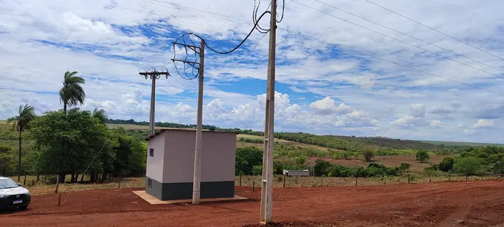 Poste de energia e cabine instalada em área rural