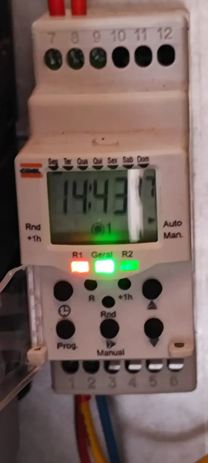 Temporizador programável instalado em painel elétrico